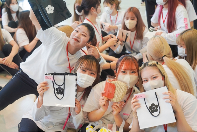 あなたの世界！ハリビでは毎月誕生日の学生を祝います！