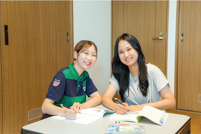 同部屋の友人と2人仲良く学科のお勉強♪