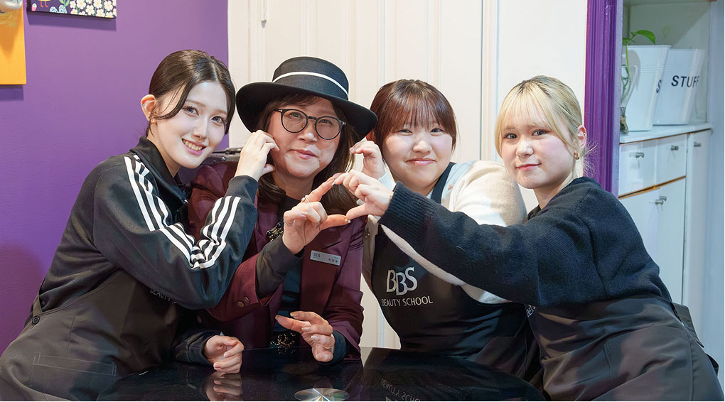 卒業生と姉妹校によるサポート体制